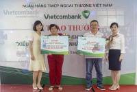 Vietcombank Chi nhánh Khánh Hòa: Trao thưởng cho khách hàng trúng thưởng chương trình "Kiều hối trao tay - Nhận ngay xế hộp"