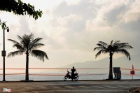 Bãi biển Nha Trang vắng bóng người sau khi được chăng dây, chặn lối