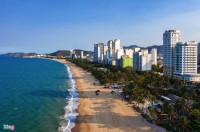 Biển Nha Trang bình yên trước khi dỡ lệnh cấm tắm