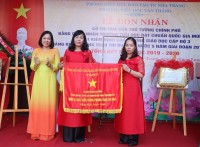 Trường Tiểu học Vạn Thắng đón nhận cờ thi đua của Chính phủ