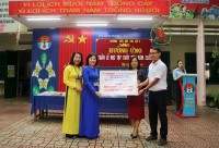 Báo Khánh Hòa và các đơn vị tặng máy rửa tay tự động và dung dịch sát khuẩn cho Trường Tiểu học Tân Lập 2