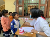 Khám răng cho 288 học sinh tiểu học xã Sơn Thái