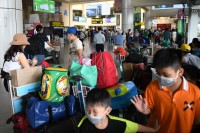 Sân bay Nội Bài đông nghẹt người trước ngày nghỉ lễ 30/4