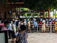 Khách xếp hàng dài mua vé vào cổng khu du lịch ở Nha Trang