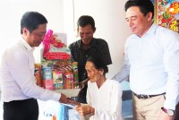 Thăm, tặng quà cho gia đình chính sách tại thị xã Ninh Hòa