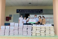 Báo Khánh Hòa và các nhà tài trợ tặng quà cho người dân khó khăn trong khu phong tỏa