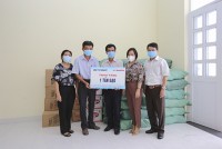 Báo Khánh Hòa và doanh nghiệp: Tặng gạo cho 200 hộ dân xã Suối Cát.