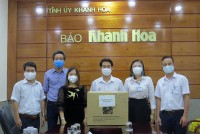 Báo Khánh Hòa và Công ty Hải Yến Nha Trang trao tặng 434 phần quà cho các bệnh viện
