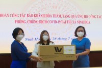 Báo Khánh Hòa và Công ty Hải Yến Nha Trang trao tặng 219 phần quà cho các bệnh viện dã chiến ở thị xã Ninh Hòa
