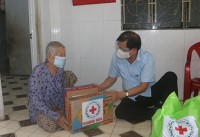 Chủ tịch UBND tỉnh Khánh Hòa thăm, tặng quà cho người dân có hoàn cảnh khó khăn xã Vĩnh Lương