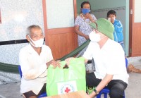 Chủ tịch UBND tỉnh Khánh Hòa thăm, tặng quà cho người dân có hoàn cảnh khó khăn xã Suối Cát