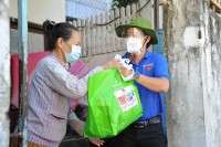 Tỉnh đoàn Khánh Hòa hỗ trợ nhu yếu phẩm cho người dân tại các khu nhà trọ