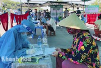 Người dân Khánh Hòa tiêm vắc xin Vero Cell