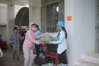 Hội Liên hiệp phụ nữ tỉnh Khánh Hòa trao 300 phần quà cho người dân Nha Trang