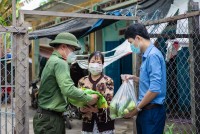 Hỗ trợ nhu yếu phẩm cho người dân khó khăn trên địa bàn TP. Nha Trang