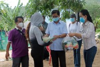 Tặng lương thực, thực phẩm cho 100 hộ dân ở xã Vĩnh Lương, Nha Trang