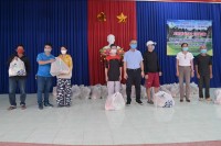 Hội Golf Nha Trang - Khánh Hòa trao các phần quà trị giá 110 triệu đồng hỗ trợ người dân khó khăn