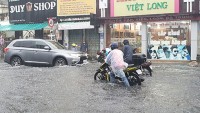 Mưa lớn gây ngập sâu trên đường 2-4, TP. Nha Trang