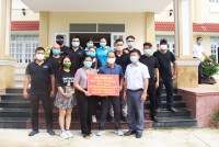 Báo Khánh Hòa và Công ty TNHH Tony Tùng Lâm 1 trao 100 phần quà cho người dân xã Suối Cát