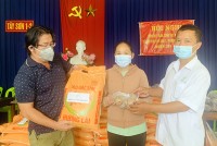 Công ty TNHH Tùng Nguyên trao 350 suất quà cho người dân khó khăn phường Vĩnh Nguyên