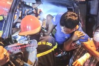Cứu tài xế bị kẹt trong cabin do tai nạn trong đêm