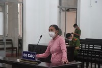 Bực tức, vợ chọi đá vào đầu chồng