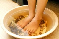 Ngâm chân trong nước ấm 30 phút mỗi ngày chữa được nhiều bệnh
