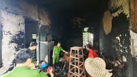 Điều tra hiện trường xưởng gỗ bị hỏa hoạn