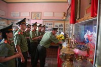 Công an Cửa khẩu Cảng hàng không quốc tế Cam Ranh: Tham quan, học tập truyền thống, trồng cây lưu niệm tại Khu tưởng niệm Chủ tịch Hồ Chí Minh