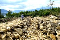Xử lý việc san ủi đất, xếp kè đá trên núi Chín Khúc