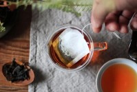 7 mẹo làm sạch và khử mùi hôi nhà bếp bằng bã trà