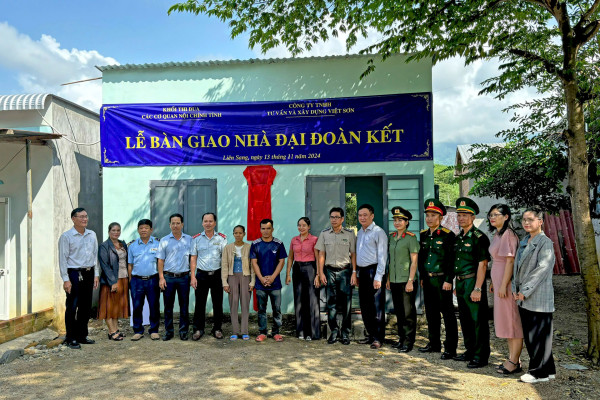 Khối thi đua các cơ quan Nội chính tỉnh Khánh Hòa: Bàn giao nhà Đại đoàn kết cho hộ nghèo ở huyện Khánh Vĩnh