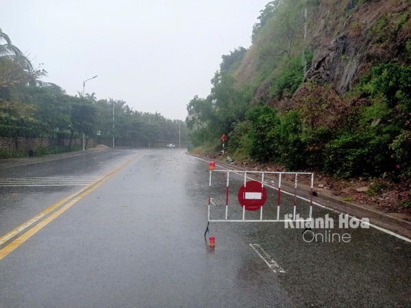 Mưa lớn làm sạt lở đá tại một số vị trí trên đèo Cù Hin và đường Phạm Văn Đồng