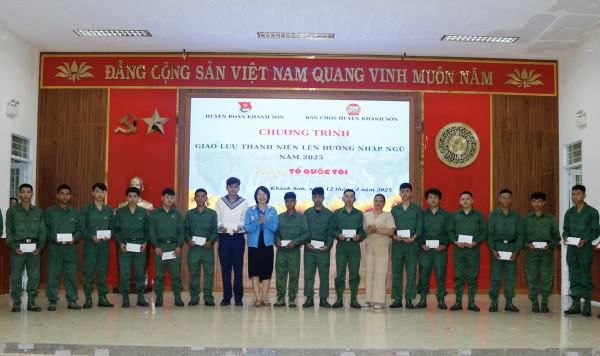 Huyện Khánh Sơn gặp mặt, giao lưu với thanh niên lên đường nhập ngũ