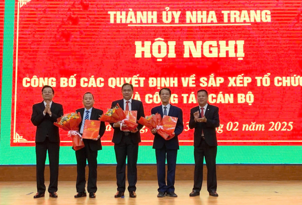 Nha Trang: Công bố các quyết định về sắp xếp tổ chức bộ máy và công tác cán bộ