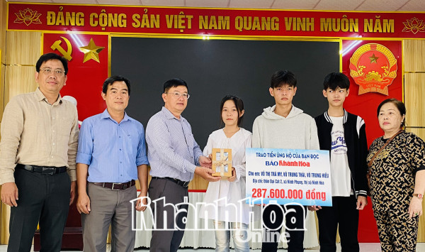 Báo Khánh Hòa trao 287,6 triệu đồng bạn đọc ủng hộ cho 3 chị em mồ côi cha, mẹ bỏ rơi