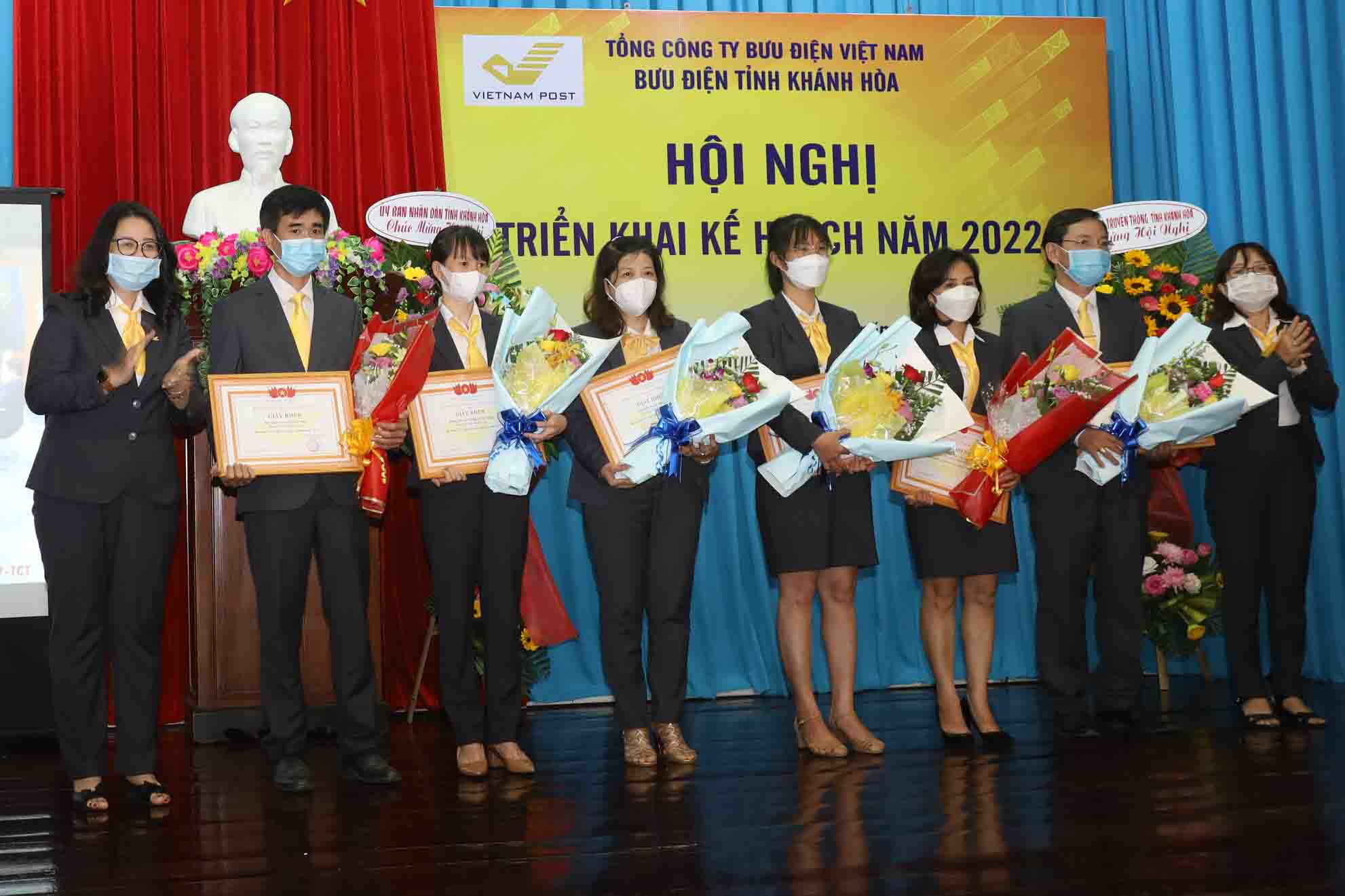 Lãnh đạo Bưu điện tỉnh Khánh Hòa trao giấy khen của Tổng công ty Bưu điện Việt Nam cho các tập thể.