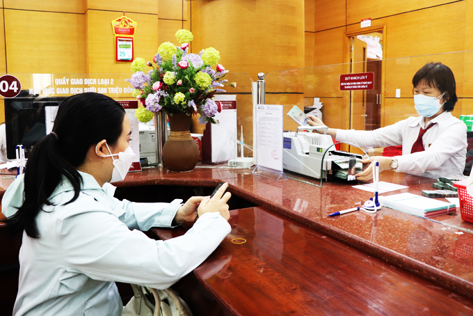 Khách hàng giao dịch tại Agribank Chi nhánh tỉnh Khánh Hòa.