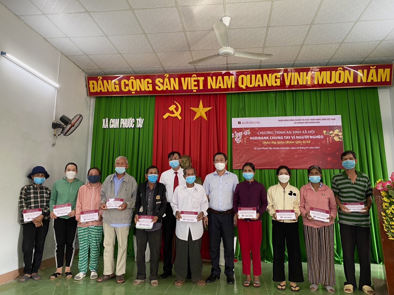 Lãnh đạo Huyện ủy Cam Lâm và lãnh đạo Agribank Chi nhánh huyện Cam Lâm tặng quà Tết cho người dân.