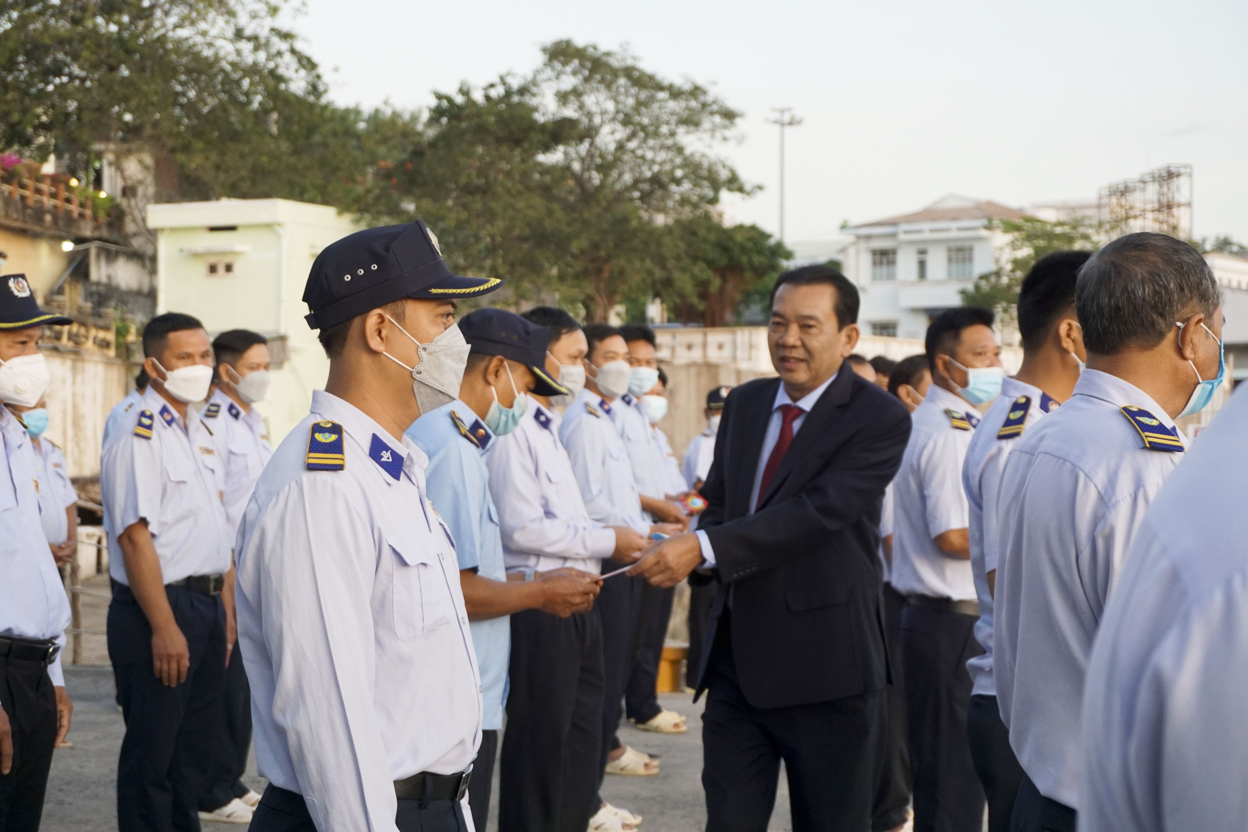 Ông Nguyễn Anh Hùng – Chủ tịch Hội đồng thành viên Công ty Yến sào Khánh Hòa lì xì đầu năm mới cho lực lượng bảo vệ đảo