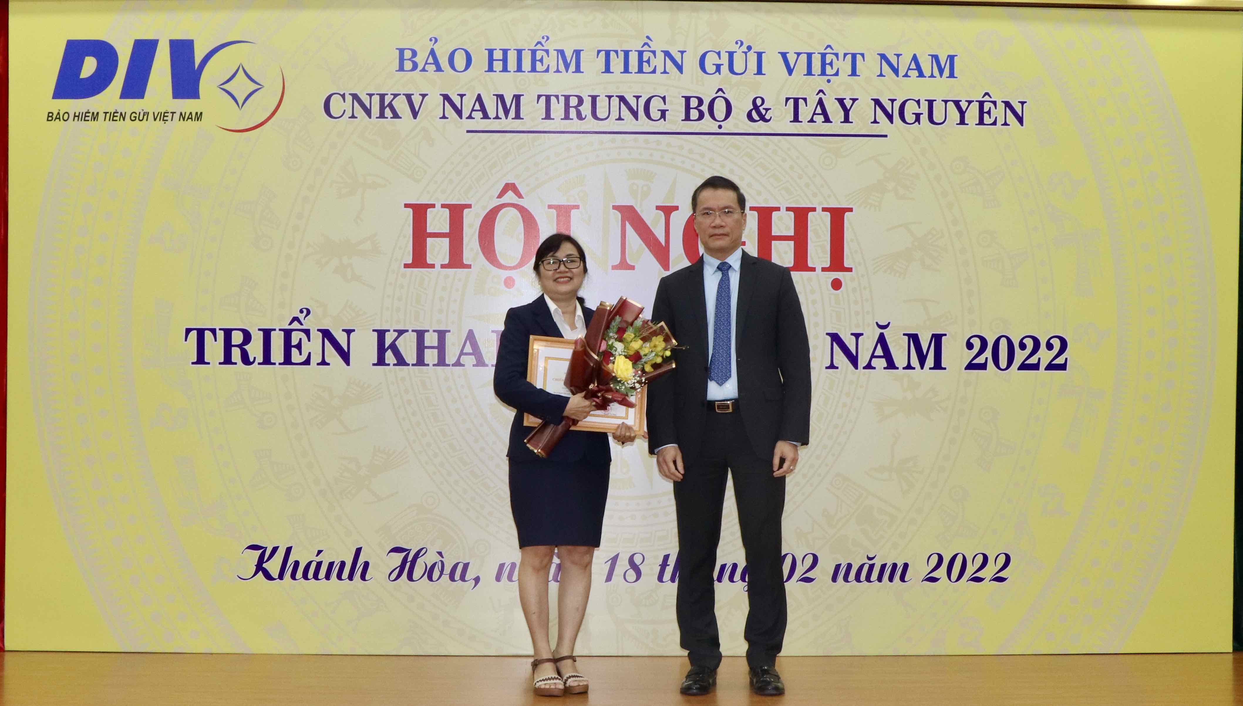 Lãnh đạo Bảo hiểm tiền gửi Việt Nam trao bằng khen của Ngân hàng Nhà nước lãnh đạo Chi nhánh Bảo hiểm tiền gửi Việt Nam khu vực Nam Trung bộ và Tây nguyên