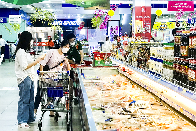 Người dân mua hàng tại Siêu thị Co.opmart Nha Trang.