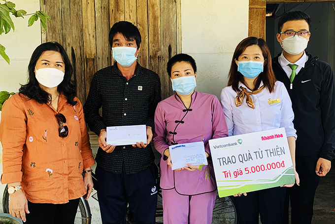 Đại diện Báo Khánh Hòa và Vietcombank Nha Trang trao tiền ủng hộ cho gia đình chị Hằng.