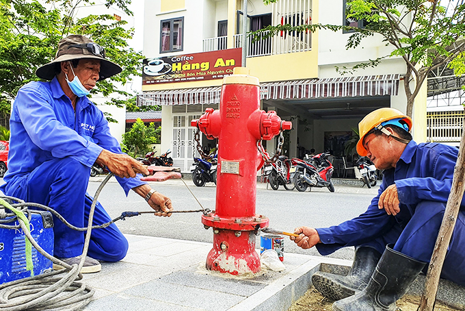 Công nhân một khu đô thị ở phường Phước Long  tiến hành hàn ốc vít vào phần đế trụ nước chữa cháy để chống trộm.