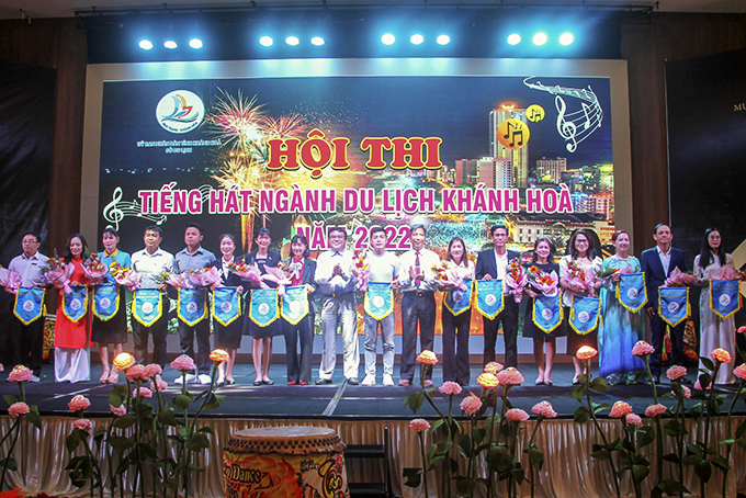 Ban tổ chức tặng cờ lưu niệm cho các đội thi.