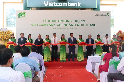 Lãnh đạo tỉnh Khánh Hòa và các đại biểu cắt băng khai trương trụ sở mới của Vietcombank Nha Trang tại số 14 Lê Thánh Tôn, TP. Nha Trang. 