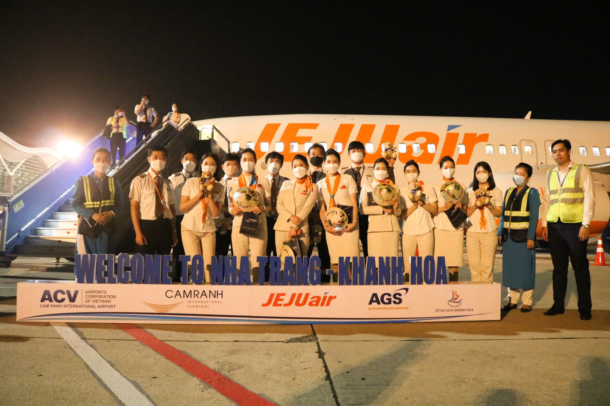 Phi hành đoàn của Jeju Air nhận quà là những chiếc nón lá truyền thống của Việt Nam