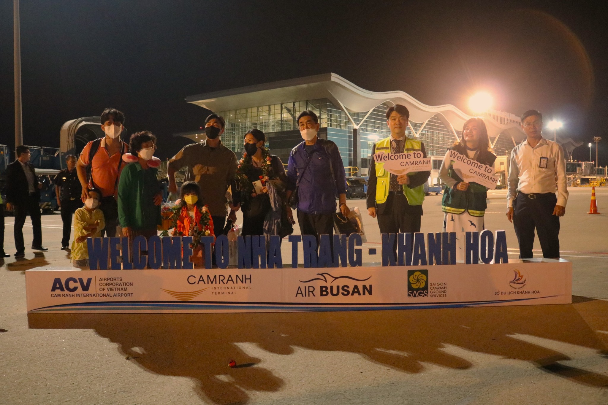 Du khách Hàn Quốc chụp ảnh lưu niệm khi đến sân bay Cam Ranh - Khánh Hòa