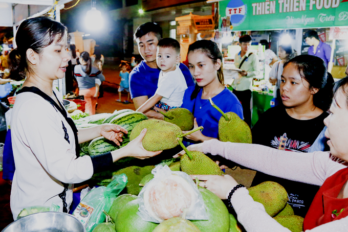 Người dân và du khách mua hàng tại Phiên chợ nông sản Khánh Hòa lần thứ 3.