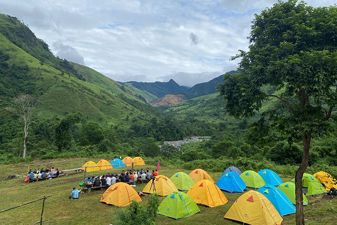 Du khách dựng lều nghỉ qua đêm trên thảo nguyên Tà Giang.